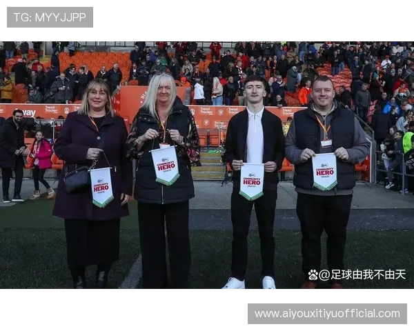利兹联球迷高唱队歌，埃兰路球场气氛沸腾助绝平