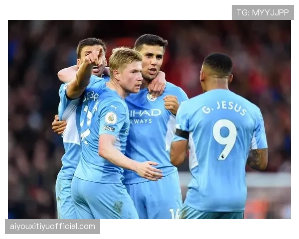 伊蒂哈德球场终场哨响，曼城众将围拢庆祝胜利